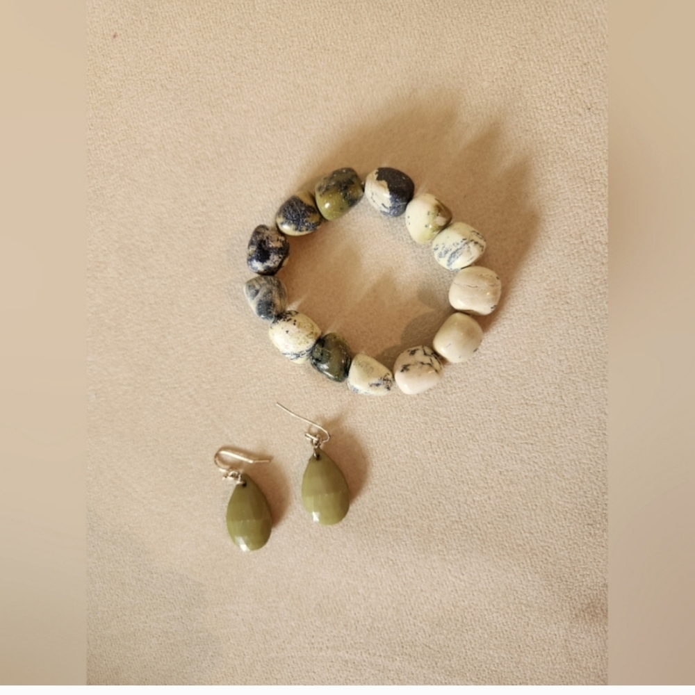 Chunky green & black colored beaded stretchy 9" bracelet & earrings